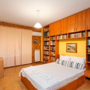 Vintage and Cozy 2BD Apartment in Prime Location by Flat Mаnager