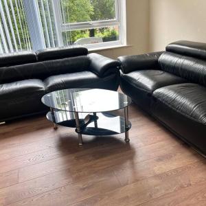 Spacious 2 bed apartment - Free parking
