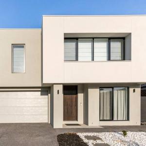 Room in a Modern Home in keysborough