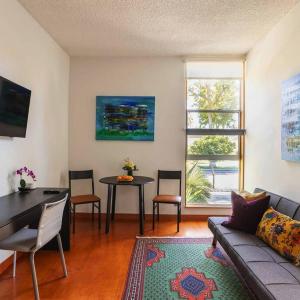 Lovely one bedroom guest house in Encino village