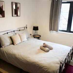 Modern 2 bed close to station
