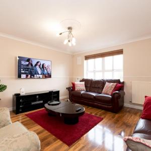 4 Bed House in Greater London Parking Pass the Keys