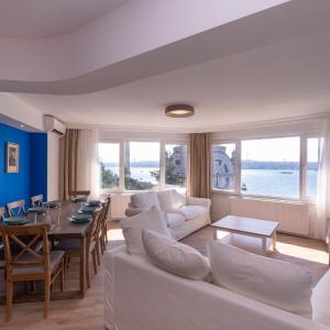 Contemporary Waterfront Apt with a Stunning View