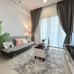 3 Room Cozy Comfy 1-11 pax Old Klang Road 7 min to Midvalley