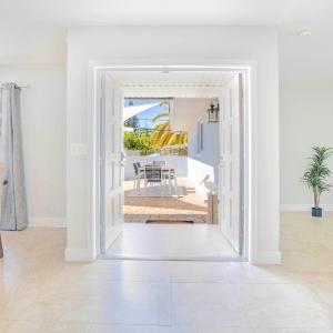 Casa Tranquila - Private Patios, Beach, Village, 100 steps to Best Views on Siesta Key!