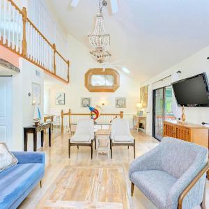Casa Van Lopik Jardin- Tiki-Bar, Balcony, Tropical Patio, 250 steps to Beach and Village!