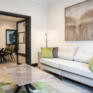 New! Stylish & Modern Home With Free Parking! Book Now!