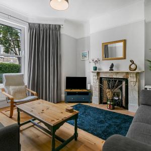 Pass the Keys Elegant GetAway House in Vibrant Clapham Juction
