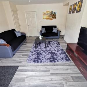 Spacious 3-bedroom home in Birmingham with driveway parking