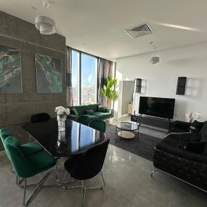 Elegant 2 bedroom apt Sinpas queen gym pools
