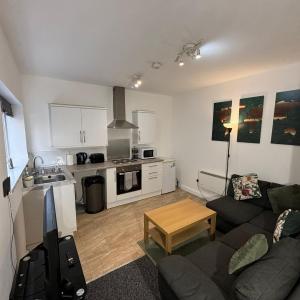 Modern 1 Bedroom Apartment with Free Parking Near the M6 and Birmingham