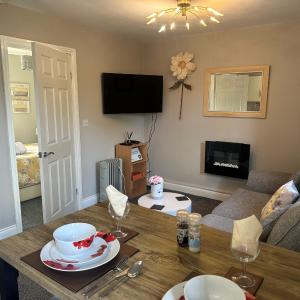 Lesbury Lodge - (a 'bijou residence') with hot tub