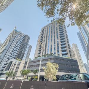 Escape 24 - Luxury Apartment Dunya Tower Downtown Dubai Near Dubai mall