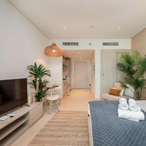 Modern and Cozy Studio at Seven Palm Prime Location
