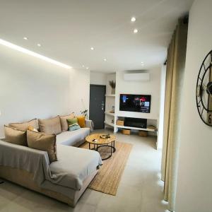 Floral Home 2 - 1st floor apt with private parking!