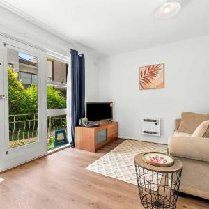 Spacious 1-Bedroom Apartment with Car Space