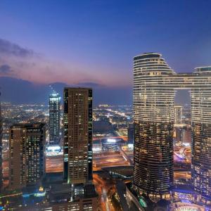 Skyline Views 2BR Near Burj Khalifa & Dubai Mall with Pool Access