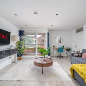 MODERN & SPACIOUS Canary Wharf Apartment, PRIME CENTRAL LOCATION, BALCONY, Near O2, EXCEL, LONDON CITY AIRPORT & GREENWICH
