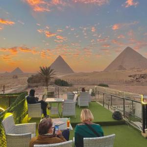 House Pyramids hotel