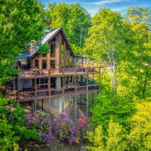 Breathtaking 5-Bedroom Getaway with game room, hot tub, and theatre room