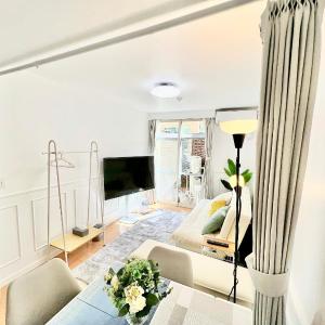 Ikebukuro 1 stop 2 min Designer Entire House 3BR up to 8 guests 3 min to Convenience Store