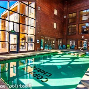 Royal Queen Suite Pool-Spa Ski-in out Gym, Sauna, Laundry, BBQ