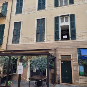 Appartamento centro storico loano con ascensore posto auto wifi