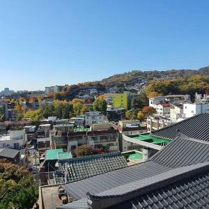 'Seongbuk Castle Suites' 5 Bedroom, castle-wall view,