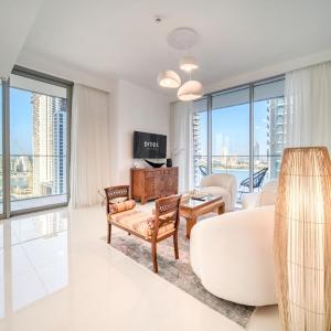 Chic 2BR with Iconic Dubai Eye and Palm Views