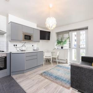 Modernised 3 bed pad in London ground floor with balcony and walking distance to tube stations