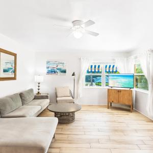 Heated Pool, Dock, on Lagoon, Turtle Beach 1 mile and Crescent Beach 2 miles, 1bdr