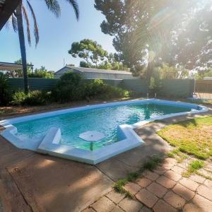 Renovated 3BD with pool and spa bath