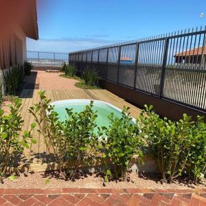 Casa com piscina a beira mar