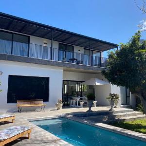 Vineyard House Newlands - with pool & views of Table Mountain