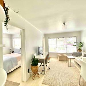 Own sunny quiet haven, own 1 bedroom house & garden with car park, central to Airport, CBD & Sylvia Park Mall