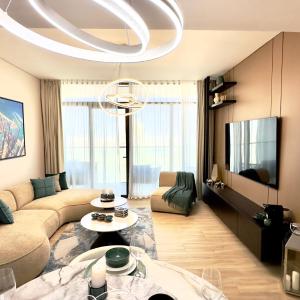 Luxury 2BR w Waterfront View & Smart Controls by Vibel