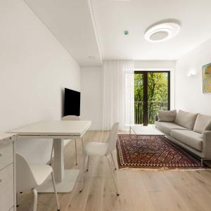 E4 Bright 2BR with EV parking, workspace and AC