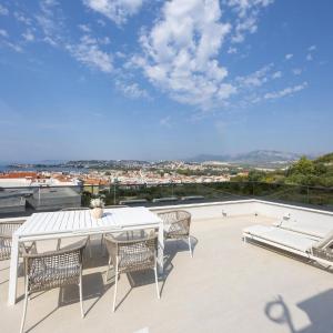 2 Bedroom Stunning Apartment In Split