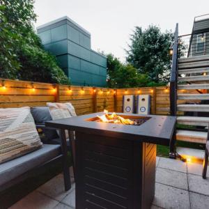 Travelers Dream, Walk to Space Needle, Firepit, cornhole