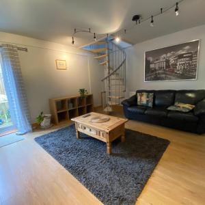 Host & Stay - Studley Knapp