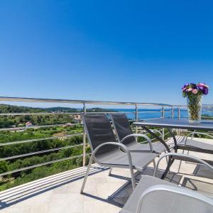 Apartment Feel Phili - Two Bedroom Apartment with Balcony and Sea View
