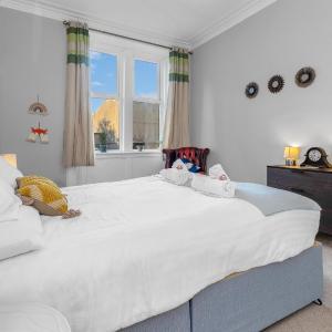Bright Large Bedroom BR1
