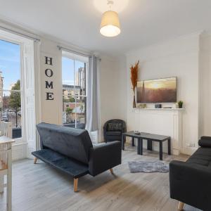 Cozy City Retreat with 4 bedrooms for up to 11 guests