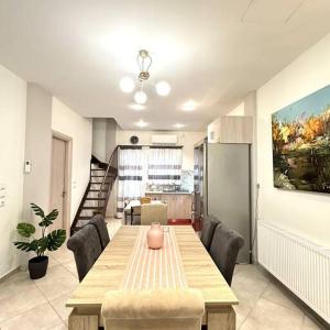 Tide and Tonic spacious 1bd apartment with extra Loft Style Sleeping Area, Paleo Faliro