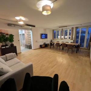 Munich Large Apartment 150 qm in top centrally located 1 to 15 guests