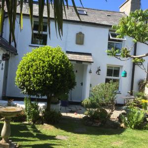 Anglesey traditional 2 bedroom stone cottage with EV