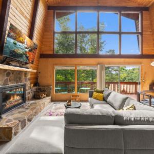 Treetops- Designer 3BR Gatlinburg Cabin, Mt LeConte View, Hot Tub, EV Level-2