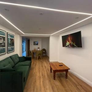 DelRae Apartments
