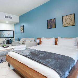 Large Studio Attached to Metro - Dubai Marina Diamond3