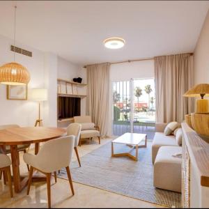 Coastal Retreat-Sleeps 5 Sea View Pool & Parking